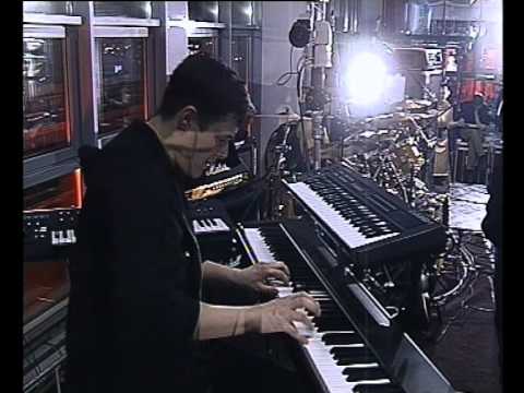 Мумий Тролль - Владивосток 2000. Слияние и поглощение.