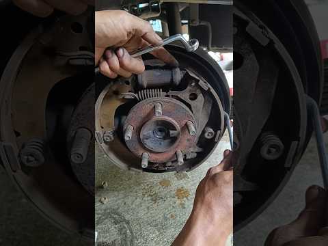 pengecekan piston rem yang macet pada mobil#shorts
