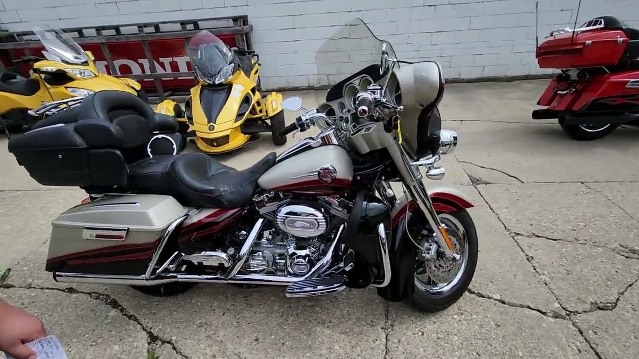 2006 Harley-Davidson® CVO™ Ultra Classic® Electra Glide® Motorcycle
