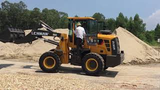 Máy xúc lật Lehman gầu 1,1 khối làm việc tại bãi cát