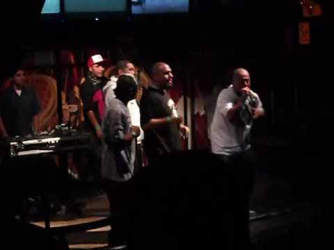 CON SENTIMIENTO EN VIVO  - UMANO feat FUCKING CLAN