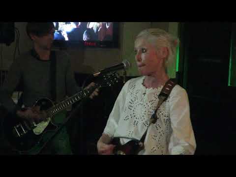 Wendy James (Transvision Vamp) Tell That Girl To Shut Up - Kilmarnock 2016