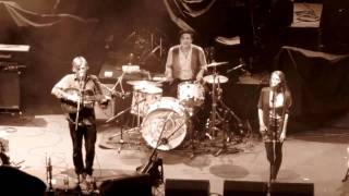 Johnny &amp; Lillie Flynn feat. Marcus Mumford - Leftovers @Hammersmith Apollo in London (09.10.10)