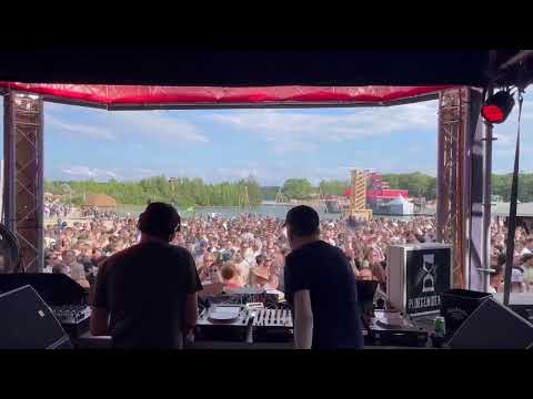 Abstract Division b2b Tripeo drop "Narcosis" by Sicco Bosscher at  Ploegendienst Festival 2022.