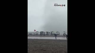 হঠাৎ কক্সবাজার সমুদ্র সৈকতে ভয়ংকর রুপে টর্নেডোর আ*ক্র*মণ | Daily Sakalbela