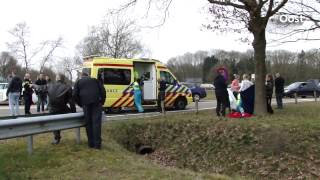 preview picture of video 'Gewonden bij botsing tussen auto met voetbalsters en vrachtwagen in Hardenberg'