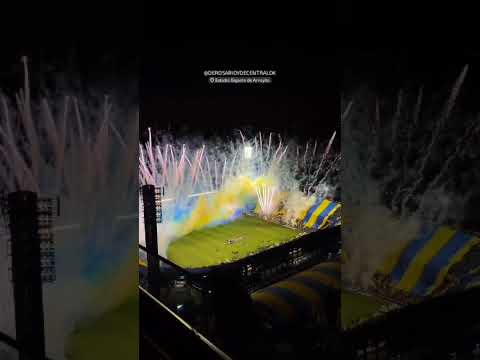 "TREMENDO RECIBIMIENTO DE CENTRAL VS huracan#lafiestapajarito" Barra: Los Guerreros &bull; Club: Rosario Central