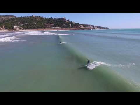Surfistas en la playa del Voramar