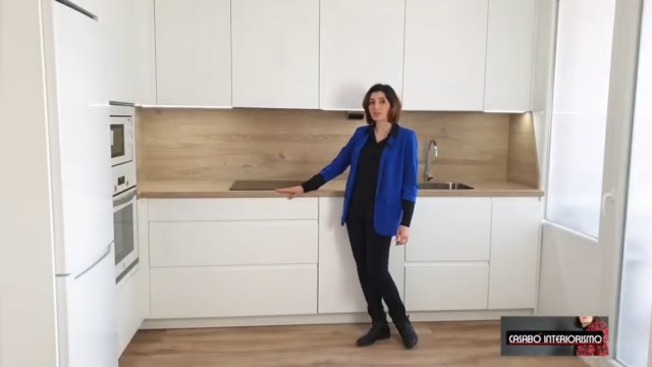 Watch Cocina abierta blanco mate seda, encimera y frontal imitación madera en Porcelánico Sapienstone Now Cocina abierta blanco mate seda, encimera y frontal imitación madera en Porcelánico Sapienstone