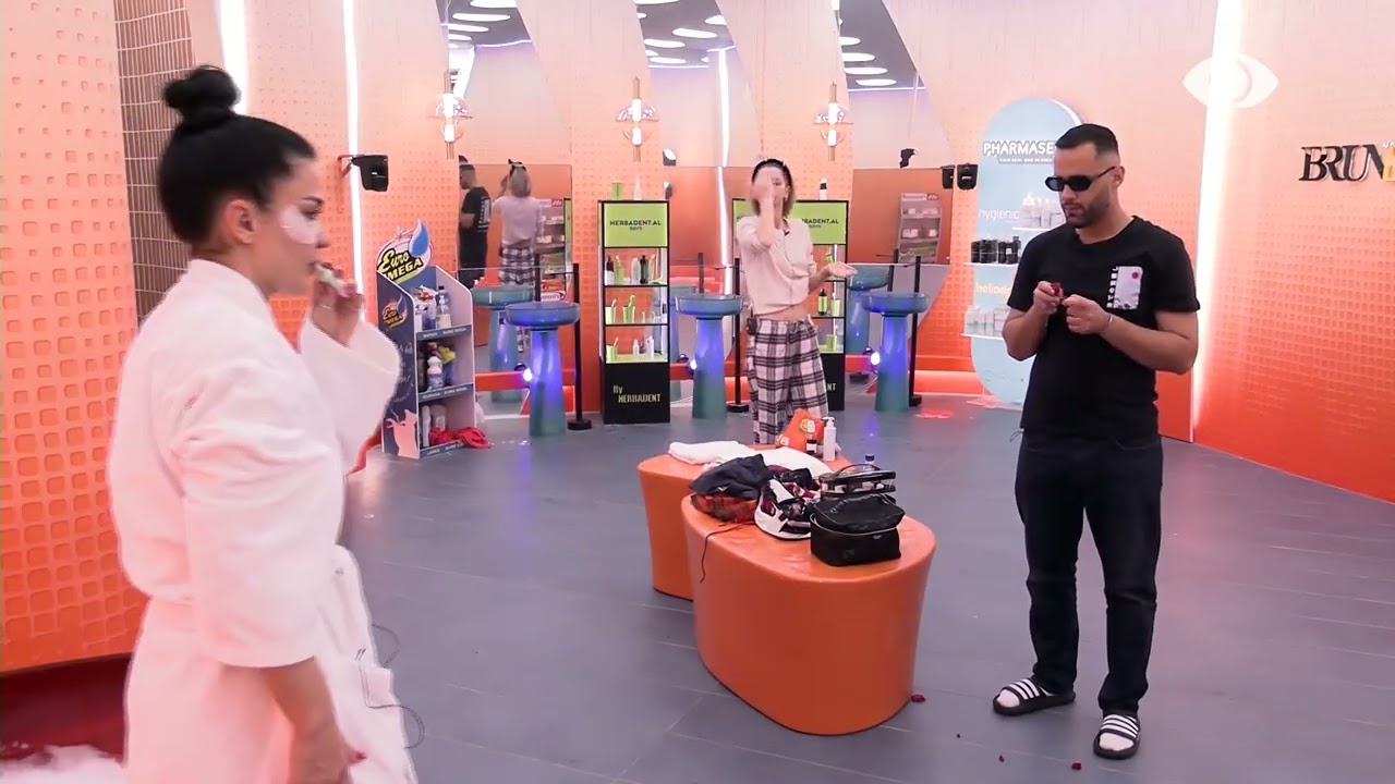 Egi përgatit vaskën, Stenaldo hedh petale trëndafili duke shkëmbyer batuta