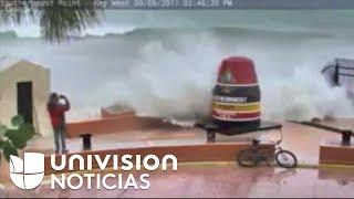 Por tomar fotos durante los fuertes vientos de Irma, las olas lo tiran al suelo