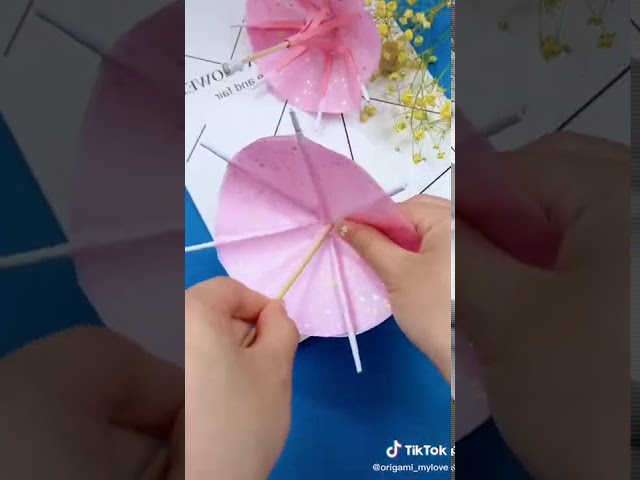 Vídeo relacionado con Kids Licensing - Paraguas Transparente Manual tipo Campana de 46cm de Barbie para Niñas