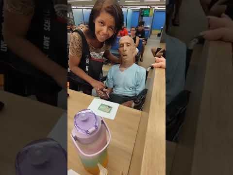 Woman takes dead man in a wheelchair to collect a R$17,000 loan and asks him: 'Sign'