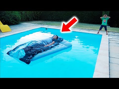 NÉO MET SON LIT DANS LA PISCINE ! - NEO'S BED IN OUR SWIMMING POOL