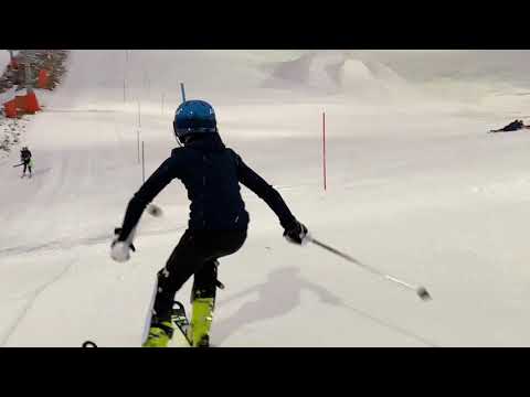 Tvillingarna Calle och Clara Persson 12 år tränar slalomteknik i SUNDSVALL 2019-12-08