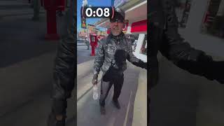 Colombiana regala besos a Mexicanos por una buena causa