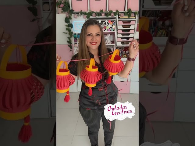 Vídeo relacionado con Faroles Chinos Rojos de Papel de 23 cm, Paquete de 10 Decoración de Linterna de Papel Aceitados Impermeables, Ideales para Festivales de Primavera, Bodas, Restaurantes y Entradas de Casas