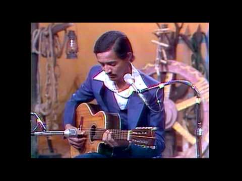 "Brincando com a viola", por Bambico