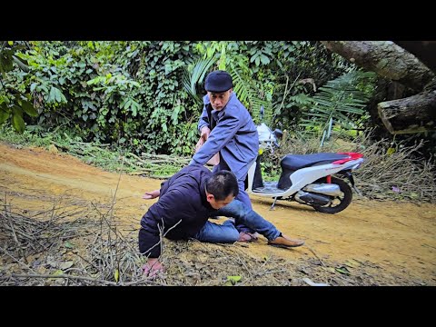 Surprisingly, the old man subdued the robber and recovered the girl's belongings.