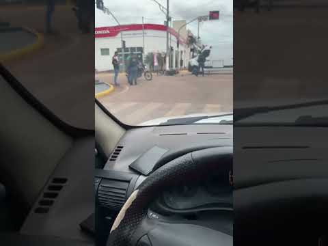 Ambulância de Figueirópolis D'Oeste colide com uma motocicleta no semáforo da 28 com Tancredo Neves