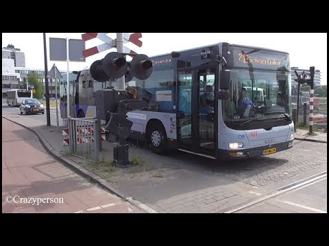 RET Buslijn 57 en Hoekse Lijn Bus 713, overweg Vlaardingen C.