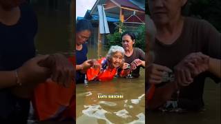 Download lagu Lansia Harus Digandeng di Tengah Banjir 😢 Air Tinggi Rendam Rumah, Semoga Mereka Selamat mp3