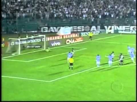 Marcelo Grohe defende pênalti contra o Figueirense