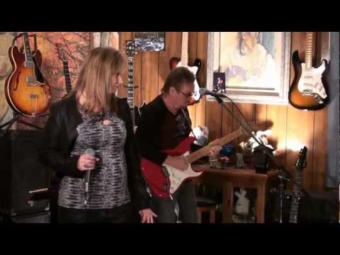 Dave Edmunds - I Hear You Knocking cover by Della Country