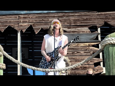 Jeris Johnson ft. BLAKSWAN live at Half Moon Cay in the Bahamas at ShipRocked 2023 - Sold Out