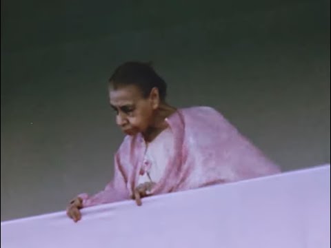 Sri Aurobindo Ashram and Auroville in 1971 [English Hindi Gujarati Russian]