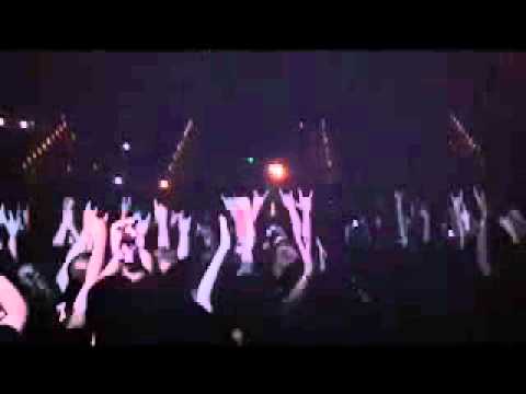Massive bogan films Metallica live :P