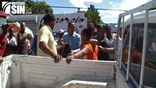 Mujeres agreden a dos policía en una audiencia Mujeres agreden a dos policía en una audiencia