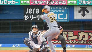 【おめでとう】岡城快生 プロ初安打は貴重な先制タイムリー2ベース 2番抜擢に応える 先輩たちがプロ発安打のボールを受け取る