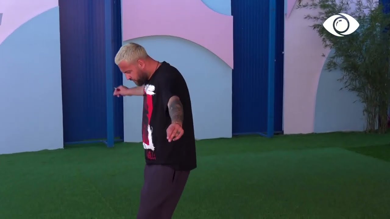 Beati dhe Luizi nisin ditën me energji, kërcejnë dhe këndojnë në oborr