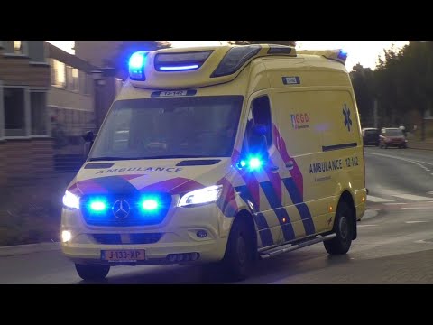 A1 Ambulance 12-142 met spoed naar verschillende meldingen in Zandvoort