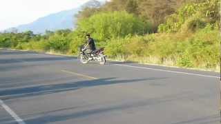 preview picture of video 'CABALLITO EN MOTO HONDA CGL125'