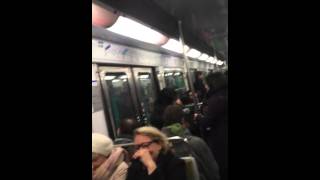 Un conducteur de métro parisien chante du Rihanna! A tube driver is singing Rihanna