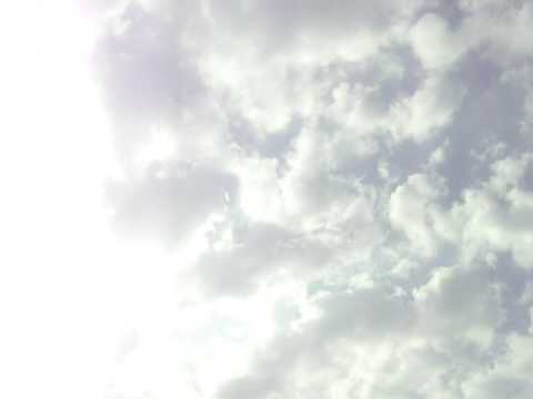 Trockener  Boden  zefliesende  Wolken