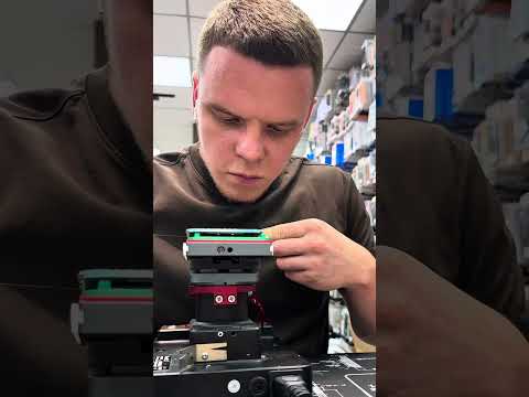 Тёмич меняет стекло дисплея на iPhone 13