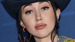 Noah Cyrus&#39; Outrageous Grammys Outfit Has The Internet Divided