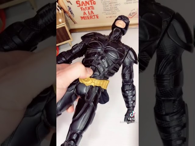 Vídeo relacionado con Mattel DC Figura de acción de Batman de 30,48 cm, Traje con Armadura Negro con cinturón Amarillo y Capa de Tela, diseño detallado y 7 Puntos de articulación, JMD68