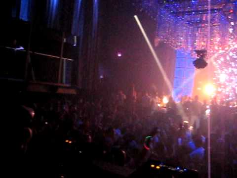Noel Gitman warms Dash Berlin at Oman 17 T-A 2/6/2011 Plays Luna System