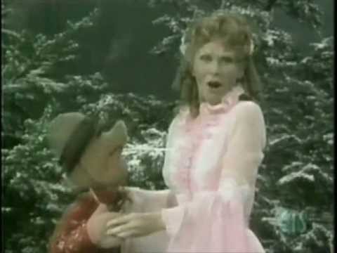 Muppets - Cloris Leachman sings opera song with mounties