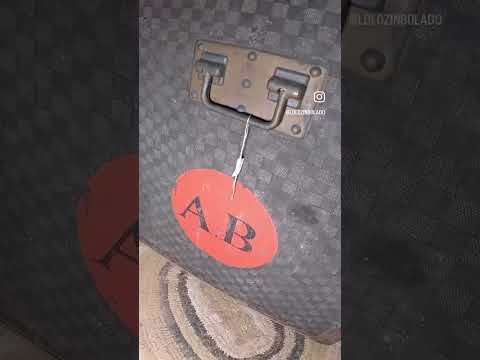 A centenária mala-baú da Louis Vuitton no subsolo do Castelo de Pedras Altas