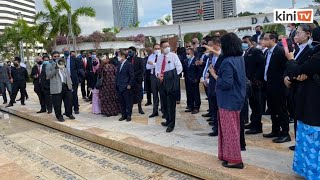 Download lagu LIVE: MP pembangkang berkumpul di Dataran Merdeka sebelum berarak ke Parlimen mp3 Download lagu LIVE: MP pembangkang berkumpul di Dataran Merdeka sebelum berarak ke Parlimen mp3