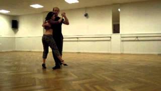 Base cruzada en línea, adorno y paso atrás, medio giro a derecha con sobrepaso