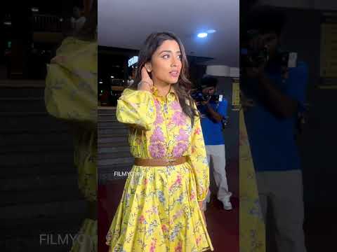 Shriya Saran wishes a Happy Holi to paps #shriyasaran