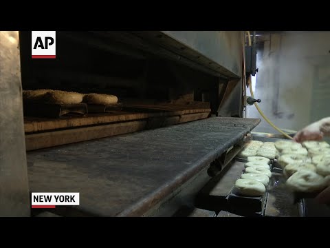 Schmear campaign: New Yorkers lambaste bread-sliced bagel