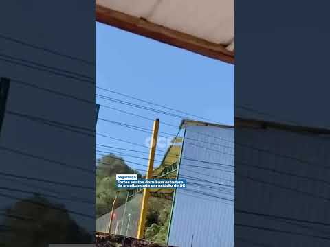 Fortes ventos derrubam estrutura de arquibancada em estádio de SC