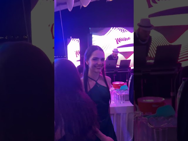 Vídeo relacionado con Taza de cerveza personalizada para celebración de boda de 3200 ml, creativa, simple, de pie alto, taza de héroe